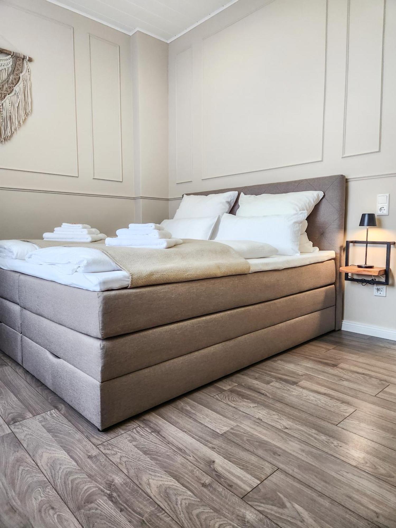 Geli Homes L1 - 2X Zimmer, 2X Kingsize Bett, 1 Bis 4 Personen, Parkplatz, Tv, Wifi, Top Kueche, Kaffee, Tee Люнен Экстерьер фото