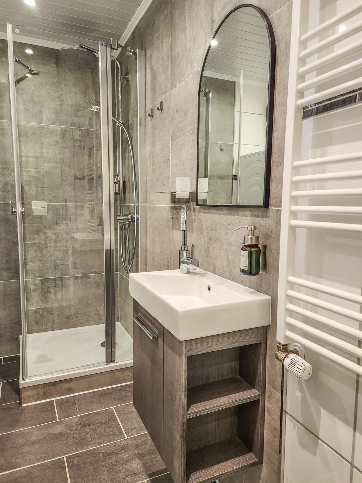 Geli Homes L1 - 2X Zimmer, 2X Kingsize Bett, 1 Bis 4 Personen, Parkplatz, Tv, Wifi, Top Kueche, Kaffee, Tee Люнен Экстерьер фото
