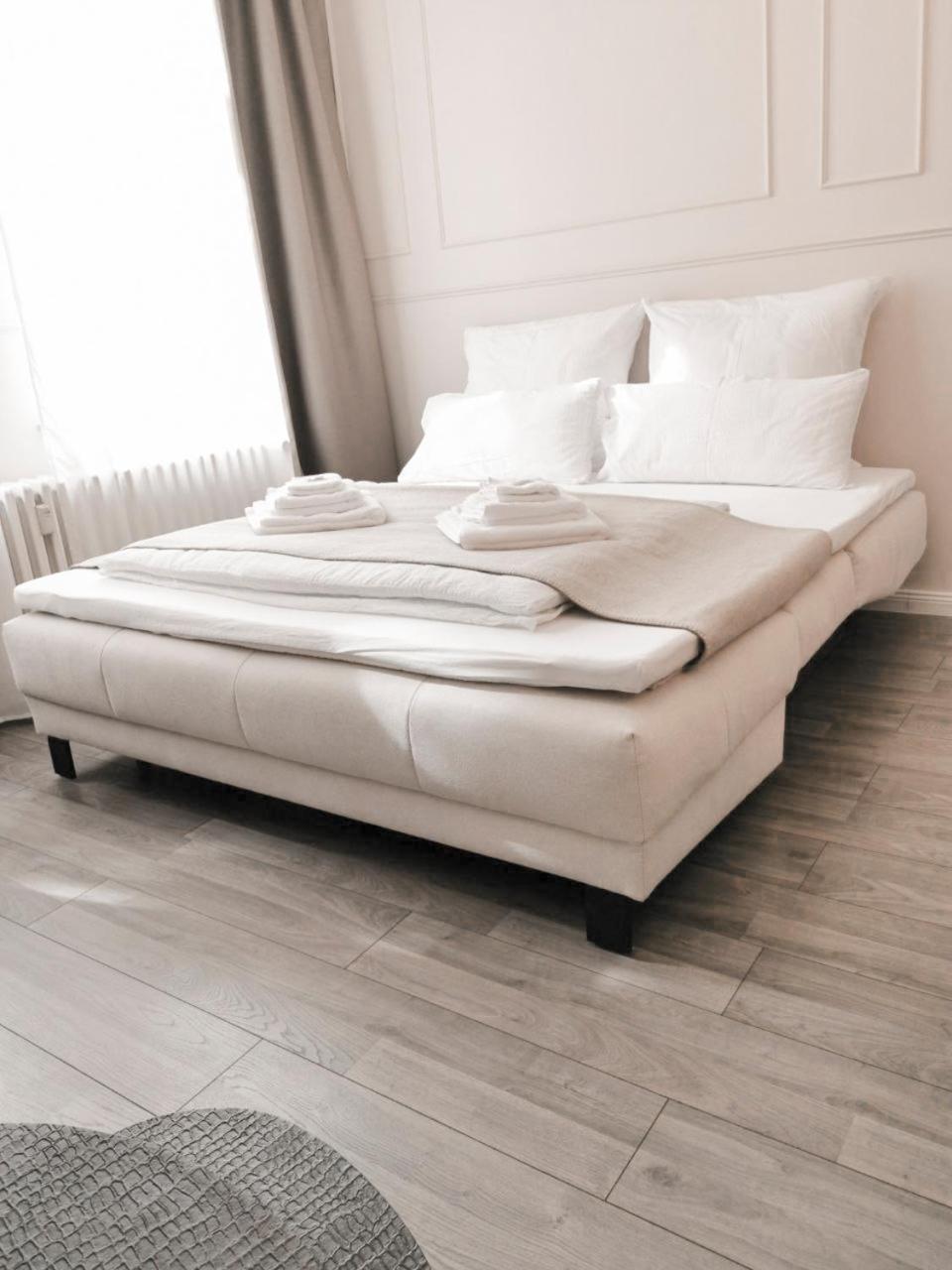 Geli Homes L1 - 2X Zimmer, 2X Kingsize Bett, 1 Bis 4 Personen, Parkplatz, Tv, Wifi, Top Kueche, Kaffee, Tee Люнен Экстерьер фото